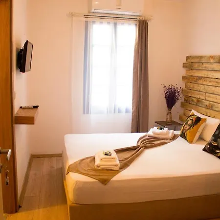 Lavinia Hotel *